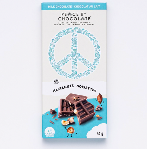 Emballage d'une tablette de chocolat saveur noisettes de la marque Peace by chocolate