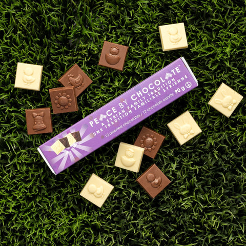 Emballage de chocolats de Pâques sur de la pelouse de la marque Peace by chocolate
