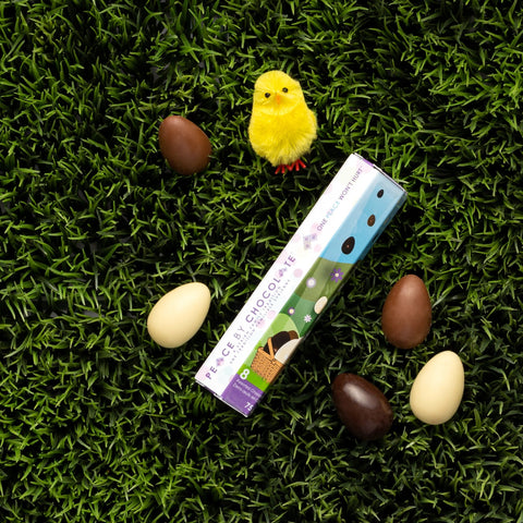 Emballage d'œufs de Pâques sur de la pelouse de la marque Peace by chocolate
