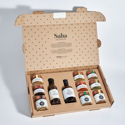 Coffret cadeau Saha avec plusieurs produits de la marque les filles fattoush tels que des épices, mélanges d'épices, vinaigrette et mélasse